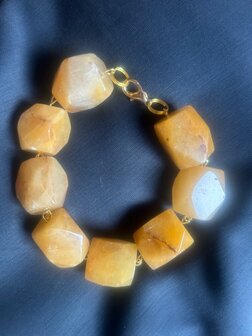 Armband van zacht oranje aventurijn kralen met slotje