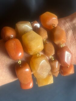 Armband van zacht oranje aventurijn kralen met slotje