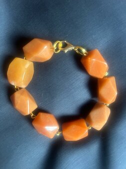 Armband van oranje aventurijn kralen met slotje