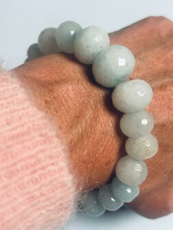 Prachtige armband met gefaceteerde aflopende aquamarijn kralen