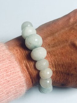 Prachtige armband met gefaceteerde aflopende aquamarijn kralen