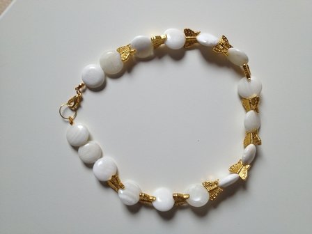 Ketting met gouden vlinders en witte jade stenen