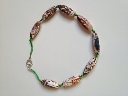 Mooie ketting met grote wit/bruine agaten op een groen koord geknoopt