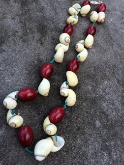 Mooie ketting met herfstkleuren van jaspis en schelpen