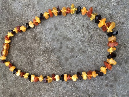 Ketting voor kinderen van barnsteen / amber, geknoopt