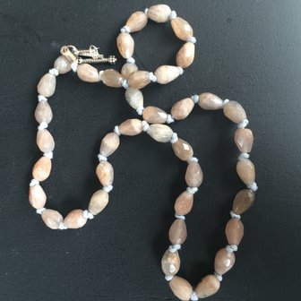 Lieve ketting met kleine gefacetteerde maansteen kraaltjes