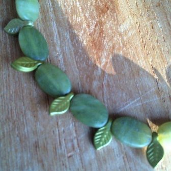 Ketting van groene jade met blaadjes