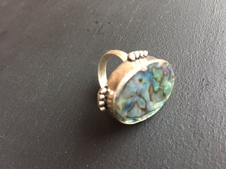 Prachtige ovalen zilveren ring met abalone / parelmoer, maat 17
