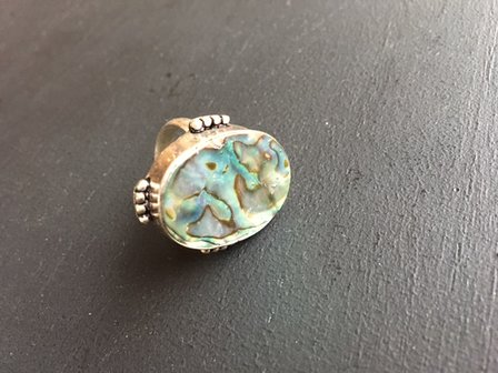Prachtige ovalen zilveren ring met abalone / parelmoer, maat 17