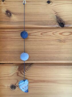 Blauwe raamhanger met hartvormige agaat hanger 