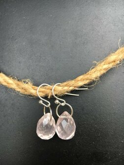 Zilveren oorbellen van gefacetteerde rozenkwarts druppels
