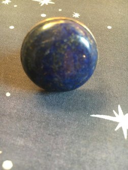 Grote ring met ronde lapis lazuli, in zilveren zetting, maat 20,5