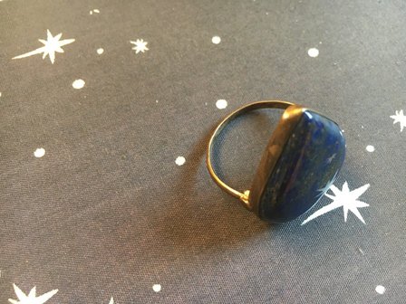 Grote ring met druppelvormige lapis lazuli, in zilveren zetting, maat 20,5