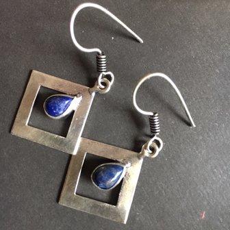 Strakke, vierkante 925 zilveren oorhangers met lapis lazuli