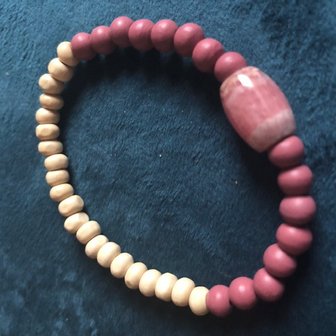 Armband van houten kralen en rhodochrosiet kraal