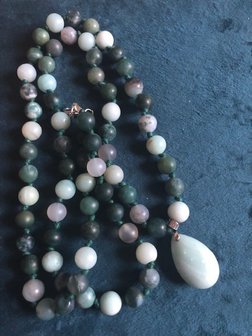 Prachtige rustgevende ketting van mosagaat en amazoniet met een hanger van amazoniet