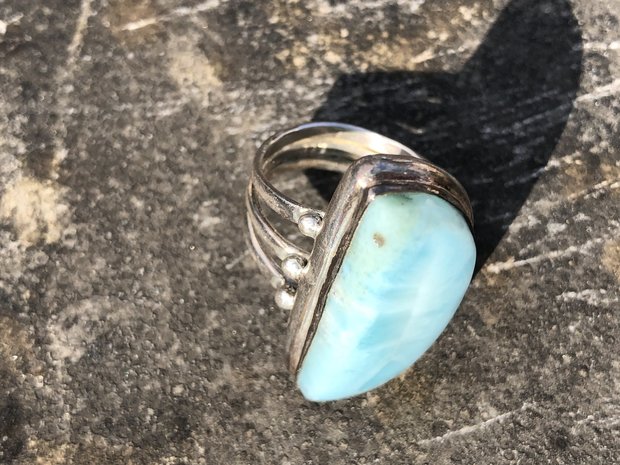 Mooie zilveren ring van larimar in halve maanvorm, maat 16,5