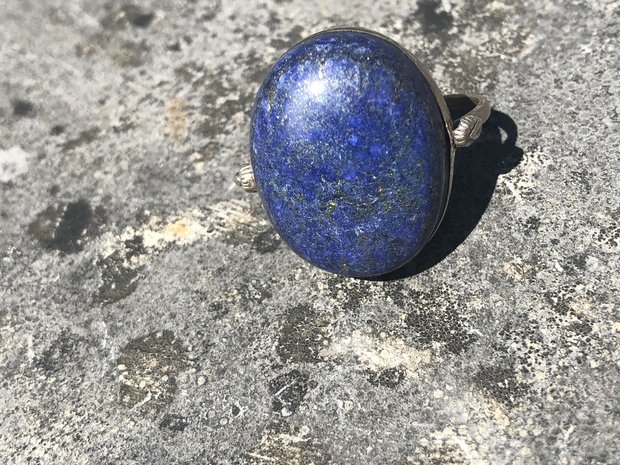 Grote ring met ovalen lapis lazuli, in fijne zilveren zetting, maat 20