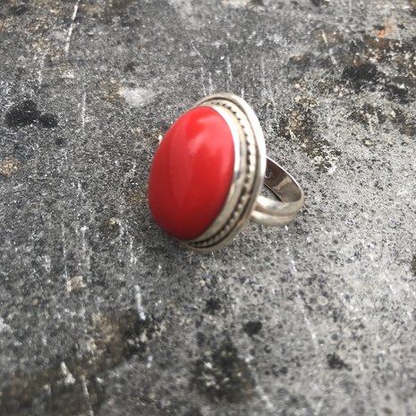 Zilveren ovalen ring van rood koraal, maat 17