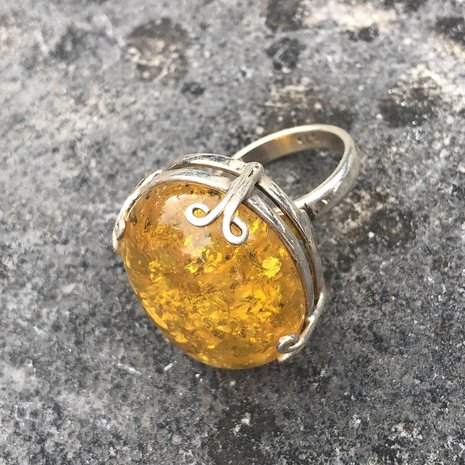 Hoge zilveren ring van geel barnsteen / amber, maat 16