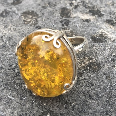 Hoge zilveren ring van geel barnsteen / amber, maat 16