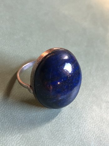 Bolle ring met ovalen lapis lazuli, in fijne zilveren zetting, maat 20
