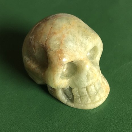 Kleine schedel / skull van aquamarijn