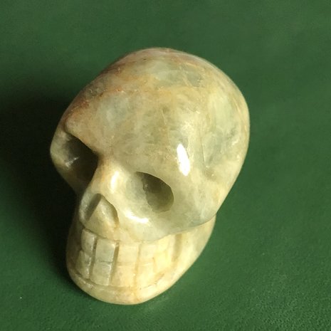 Kleine schedel / skull van aquamarijn