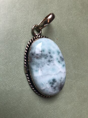 Mooie zilveren ovalen hanger van larimar 