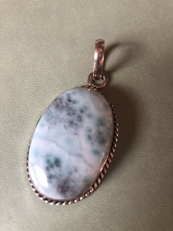 Mooie zilveren ovalen hanger van larimar 