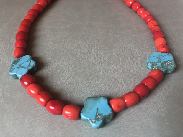 Ketting van rood koraal en turkooiseblauw howliet