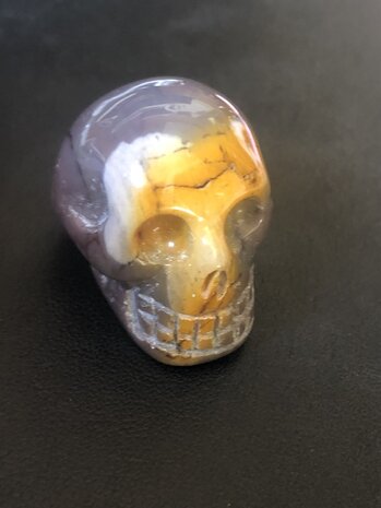 Kleine skull van prachtig grijs en okergeel mookaiet