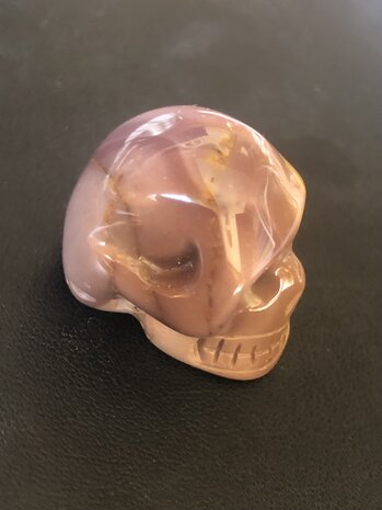 Kleine skull van prachtig paarsbruin en okergeel mookaiet
