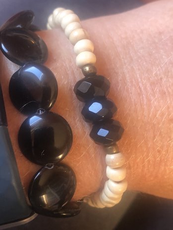 Armband van 3 gefaceteerde onyx kralen en houten kralen