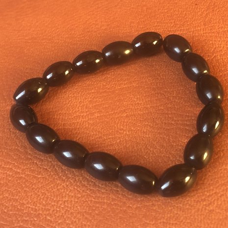 Armband van tonnetjesvormige onyx kralen