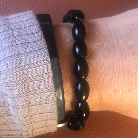 Armband van tonnetjesvormige onyx kralen