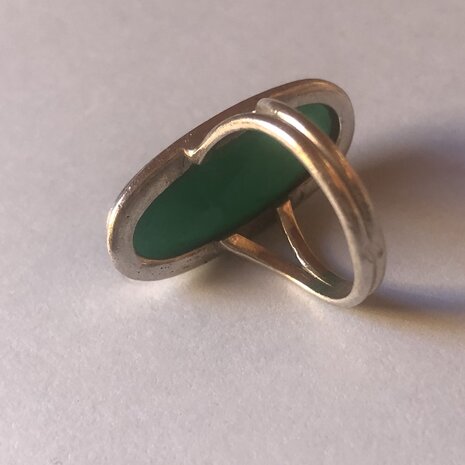 Mooie ovalen zilveren ring van gefaceteerd groen agaat, maat 16