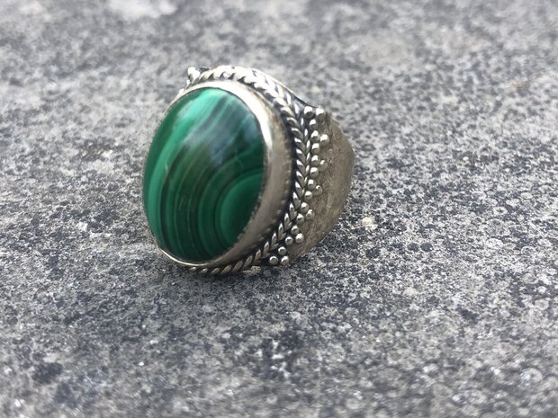 Prachtige zilveren ring met ovalen malachiet, maat 17