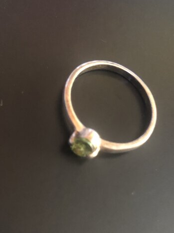 Fijne zilveren ring met kleine peridoot / olivijn, maat 17