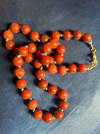 Ketting van grote ronde carneool kralen 