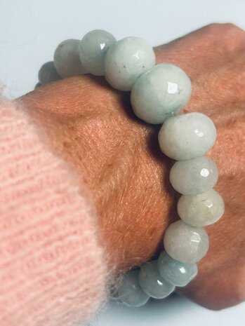 Prachtige armband met gefaceteerde aflopende aquamarijn kralen