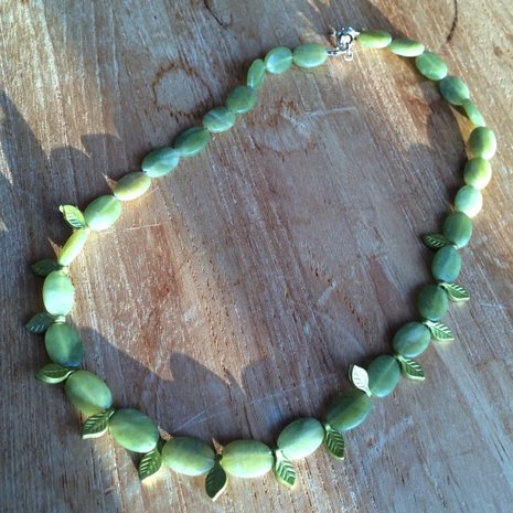 Ketting van groene jade met blaadjes