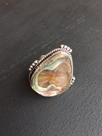 Prachtige zilveren ring met abalone / parelmoer, maat 17,5
