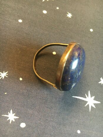 Grote ring met ronde lapis lazuli, in zilveren zetting, maat 20,5