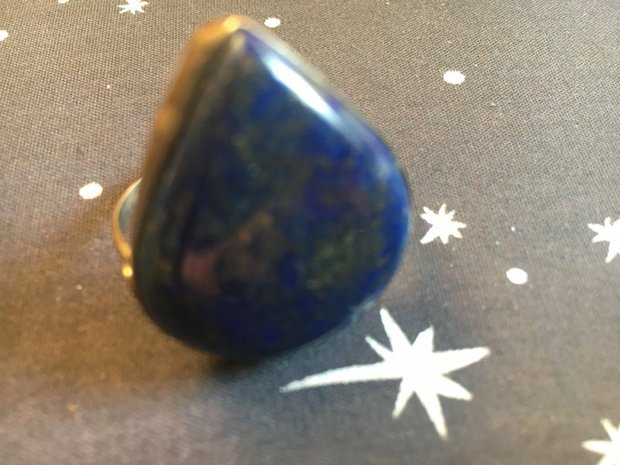 Grote ring met druppelvormige lapis lazuli, in zilveren zetting, maat 20,5