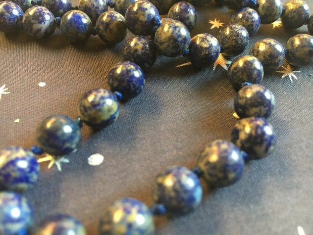 Geknoopte ketting met ronde lapis lazuli kralen 