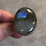 Beschermende rond/ovalen ring van labradoriet, in zilveren zetting, maat 20 Beschermende rond/ovalen ring van labradoriet, in zilveren zetting, maat 20