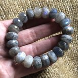 Armband met grote gefaceteerde labradoriet kralen, robuust maar prachtig! polsmaat 16 Armband met grote gefaceteerde labradoriet kralen, robuust maar prachtig! polsmaat 16