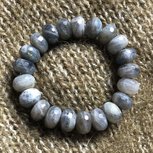 Armband met grote gefaceteerde labradoriet kralen, robuust maar prachtig! polsmaat 17 Armband met grote gefaceteerde labradoriet kralen, robuust maar prachtig! polsmaat 17