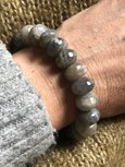 Armband met grote gefaceteerde labradoriet kralen, robuust maar prachtig! polsmaat 18 Armband met grote gefaceteerde labradoriet kralen, robuust maar prachtig! polsmaat 18